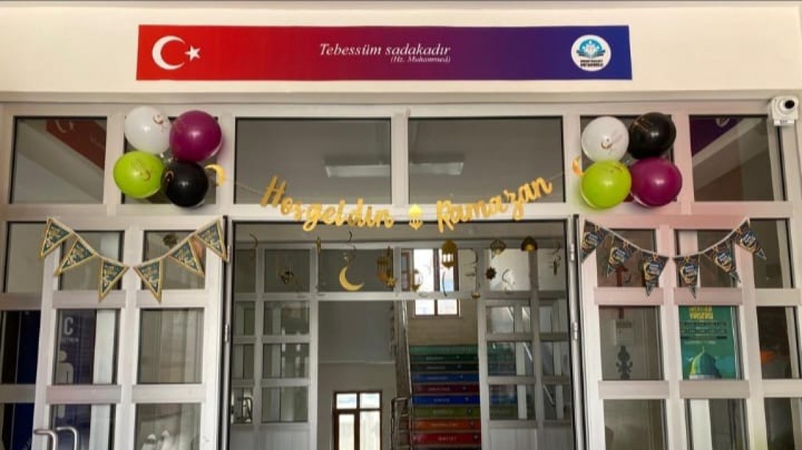 Okulumuzun girişi Ramazan ayının gelmesini kutlamak amacıyla süslenmiştir.